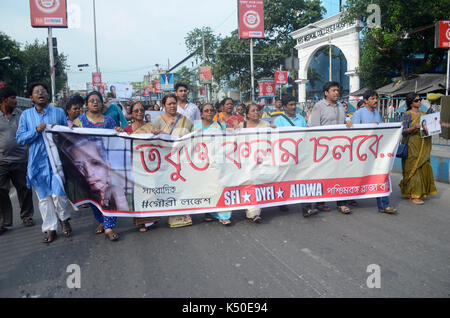 Kolkata, Indien. 07 Sep, 2017. Student Föderation von Indien und der Demokratischen Jugend Föderation von Indien Mitglieder beteiligen sich an einer Demonstration gegen die Ermordung des Journalisten Gouri Lankesh am 7. September zu protestieren, und 2017 in Kalkutta. Credit: Saikat Paul/Pacific Press/Alamy leben Nachrichten Stockfoto