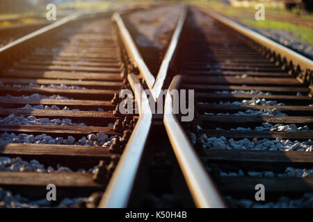 Eisenbahn Kreuzung. Auswahl der richtigen Weg, die Entscheidung. Stockfoto