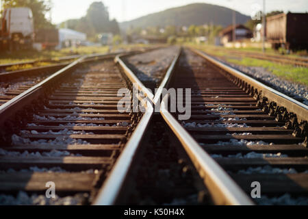 Eisenbahn Kreuzung. Auswahl der richtigen Weg, die Entscheidung. Stockfoto