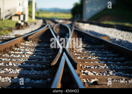 Eisenbahn Kreuzung. Auswahl der richtigen Weg, die Entscheidung. Stockfoto