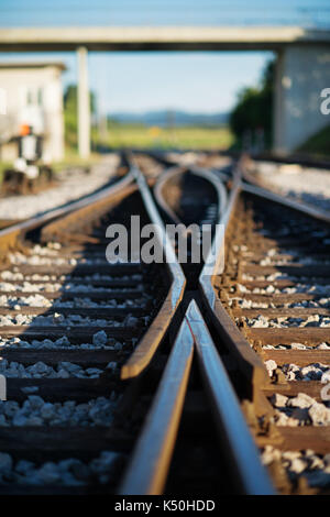 Eisenbahn Kreuzung. Auswahl der richtigen Weg, die Entscheidung. Stockfoto