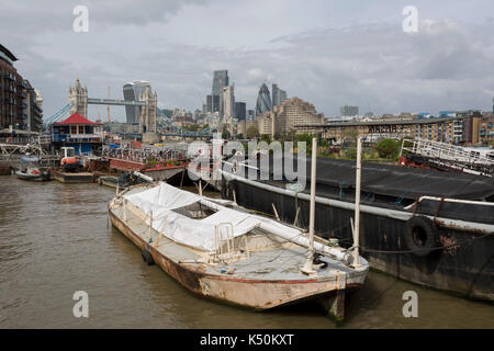 Private Boote und Wasserfahrzeuge an der Tower Bridge Moorings, am 6. September 2017 in London, England. Stockfoto