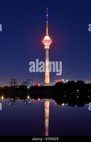 Peking, China - Mai 15,2016: Die zentrale Radio & Fernseh Turm neben dem Wasser der Yuyuantan Park, Peking, China. Stockfoto