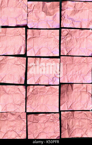 Nahaufnahme der ein zerknittertes, rosa Aluminiumfolie Textur, Vollbild, Flach, Würfel, Muster, vertikal Stockfoto