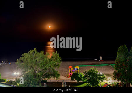 Die Schwarzen Meer von Albena, Bulgarien in der Nacht Mond, Golden sands, frisches Wasser, Liegen und Sonnenschirmen. Stockfoto