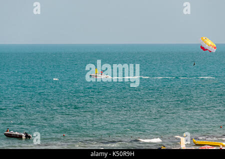 ALBENA, Bulgarien - Juni 15, 2017: Farbige parasail Flügel mit einem Boot im Meer Wasser gezogen, auch bekannt als Parasailing oder parakiting Parasailing. Stockfoto