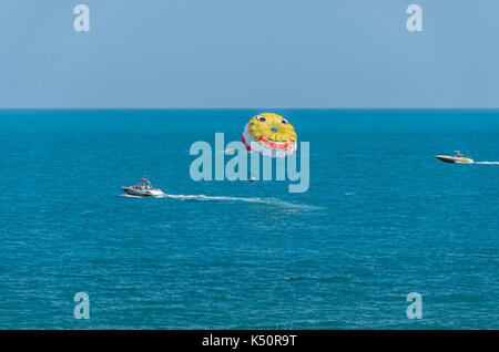 ALBENA, Bulgarien - Juni 15, 2017: Farbige parasail Flügel mit einem Boot im Meer Wasser gezogen, auch bekannt als Parasailing oder parakiting Parasailing Stockfoto