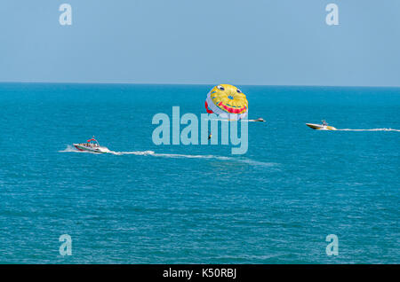 ALBENA, Bulgarien - Juni 15, 2017: Farbige parasail Flügel mit einem Boot im Meer Wasser gezogen, auch bekannt als Parasailing oder parakiting Parasailing Stockfoto