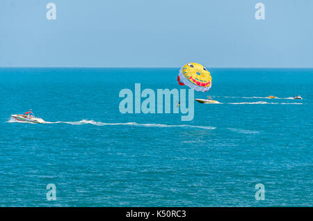 ALBENA, Bulgarien - Juni 15, 2017: Farbige parasail Flügel mit einem Boot im Meer Wasser gezogen, auch bekannt als Parasailing oder parakiting Parasailing. Stockfoto