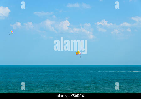 ALBENA, Bulgarien - Juni 15, 2017: Farbige parasail Flügel mit einem Boot im Meer Wasser gezogen, auch bekannt als Parasailing oder parakiting Parasailing. Stockfoto