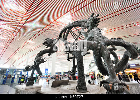 Peking, China-Jun 1,2016: Die alten Armillarsphäre Statue in Beijing Capital International Airport. Stockfoto