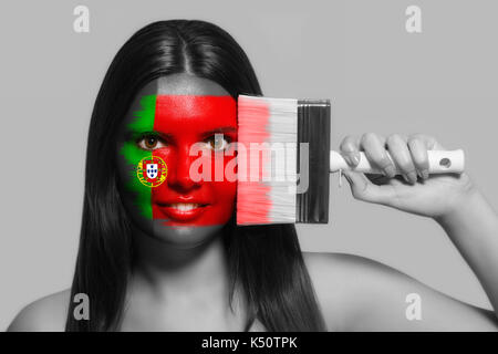 Weibliche Unterstützer in den nationalen Farben von Portugal Stockfoto