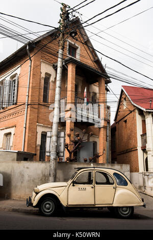 Taxi vorbei an der Kunst und Archäologie Museum, Antananarivo, Madagaskar Stockfoto