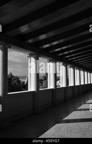 Licht und Schatten Marmorsäulen abstrakte Architektur. Stoa attalos an der antiken Agora von Athen, Schwarz und Weiß. Stockfoto