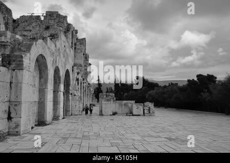 Athen, Griechenland - 6. Mai 2014: Menschen im Odeon des Herodes Atticus eines antiken Theaters in Athen, Griechenland. Stockfoto