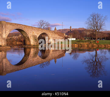 Winter Reflexionen über den Fluss Forth von der alten Brücke, Stirling und das Wallace Monument in Aussicht, Central Scotland Stockfoto