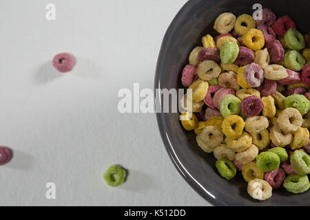 Schüssel Froot Loops auf weißem Hintergrund Stockfoto