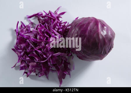 In der Nähe von rotkohl auf weißem Hintergrund Stockfoto