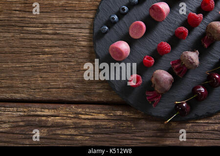 Ansicht von oben von Obst und Gemüse auf Schneidebrett Stockfoto