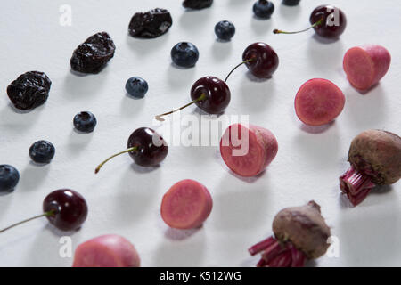 In der Nähe von Obst und Gemüse auf weißem Hintergrund angeordnet Stockfoto