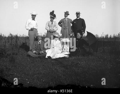 AJAXNETPHOTO. 1900-1910 (ca.). Frankreich. - Eine GRUPPE IM DRESS DER ÄRA POSIEREN FÜR DIE KAMERA AUF EINEM HÜGEL. Fotograf: unbekannt © DIGITAL IMAGE COPYRIGHT AJAX VINTAGE BILDARCHIV QUELLE: AJAX VINTAGE BILDARCHIV SAMMLUNG REF: () AVL PEO FRA Gruppe 1900 01 Stockfoto