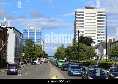 Die A 456 Hagley Road, Edgbaston, Birmingham, UK, in Richtung Stadtzentrum. Abendlichen Hauptverkehrszeit Berufsverkehr ist weg von Birmingham. Stockfoto