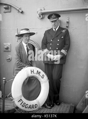 AJAXNETPHOTO. 1915 - 1932 (ca.). Ort unbekannt. - HMS FISGARD PORTRAIT-A ROYAL NAVAL OFFICER UND EINE DAME IN EINEM HUT posieren mit den Rettungsring. Das Schiff IST VIELLEICHT DAS DIADEM KLASSE geschützter Kreuzer HMS SPARTIATE FISGARD UMBENANNT im Jahr 1915. Fotograf: unbekannt © DIGITAL IMAGE COPYRIGHT AJAX VINTAGE BILDARCHIV QUELLE: AJAX VINTAGE BILDARCHIV SAMMLUNG REF: () AVL PEO HMS FISCARD 1902 01 Stockfoto