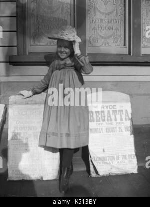 AJAXNETPHOTO. AUGUST, 1902. RYDE, ISLE OF WIGHT, England. - Eine FÜR DAS ALBUM - ein junges Mädchen im EDWARDIANISCHEN POSIEREN FÜR DIE KAMERA AUSSERHALB Erfrischung Räume. Plakate werben' RUNDE REISEN DIE INSEL' und die RYDE "REGATTAPRINZIP" GEPLANT FÜR MONAY, August 25th, 1902. Fotograf: unbekannt © DIGITAL IMAGE COPYRIGHT AJAX VINTAGE BILDARCHIV QUELLE: AJAX VINTAGE BILDARCHIV SAMMLUNG REF: () AVL PEO RYDE REGATTA 1902 02 Stockfoto