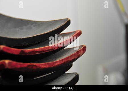 Schwarze und rote Platten übereinander Stockfoto