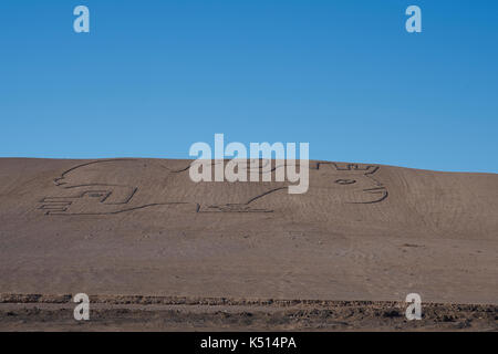 Petroglyphen, alte Form von Rock Kunst, auf einer trockenen Hang in der Atacama-Wüste im Norden Chiles in der Nähe von Calama. Stockfoto