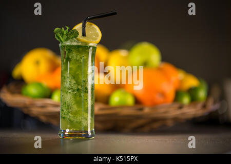 Glas frischen grünen Smoothie aus Minze, Apple und Spinat gemacht Stockfoto