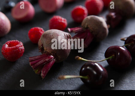 In der Nähe von Obst und Gemüse auf Schneidebrett Stockfoto