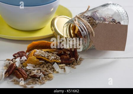 Close-up von Frühstückszerealien Verschütten von Jar Stockfoto