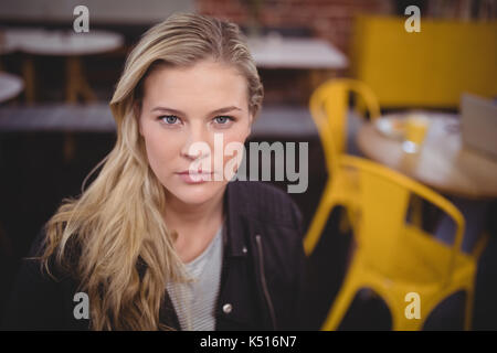 Portrait von selbstbewussten jungen blonden Frau im Café Stockfoto