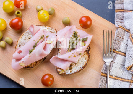 Nahaufnahme von mortadella Toast mit Tomaten Stockfoto