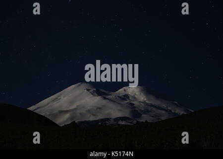 Snowy Mountain Elbrus (5642 m) im Mondlicht und die Sterne in der Nacht Stockfoto