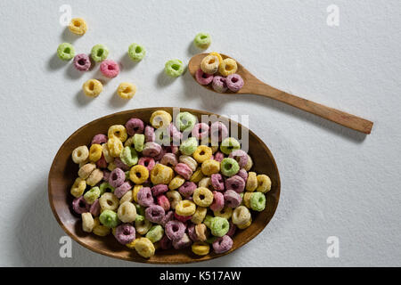 Froot Loops in der Platte auf weißem Hintergrund Stockfoto