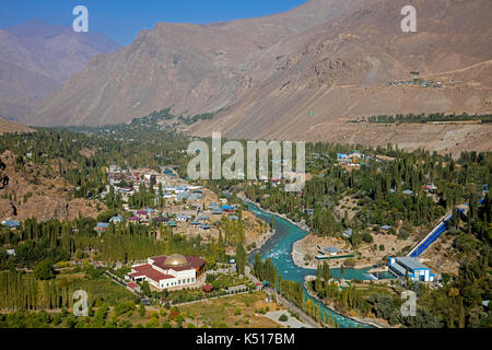 Blick über die Stadt aereal Khorugh, der Hauptstadt der autonomen Region/Kūhistoni Badakhshon Gorno-Badakhshan im Pamir in Tadschikistan Stockfoto