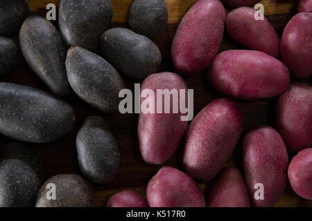 In der Nähe von süßen Kartoffeln auf einem Holztisch Stockfoto