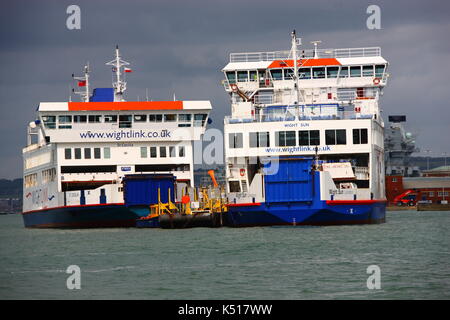 Zwei Isle of Wight Fähren, MV St. Cecilia und MV Wight Sonne, in Portsmouth Harbour gesehen. Stockfoto