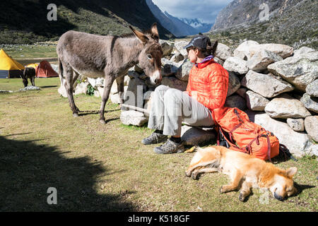 Mit einer Unterbrechung von Trekking in Santa Cruz Tal, Cordillera Blanca, Peru Stockfoto