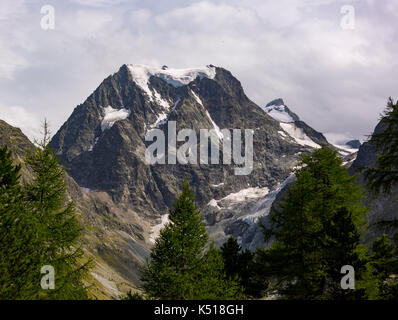 AROLLA, SCHWEIZ - Mount Collon 3637 m (11,932 ft), ein Berg in den Walliser Alpen, im Kanton Wallis. Stockfoto