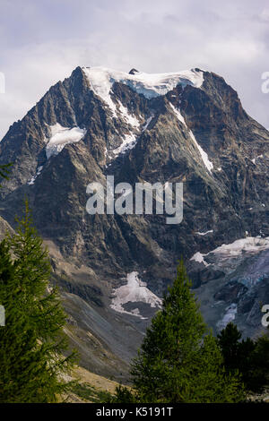 AROLLA, SCHWEIZ - Mount Collon 3637 m (11,932 ft), ein Berg in den Walliser Alpen, im Kanton Wallis. Stockfoto