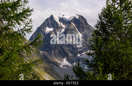 AROLLA, SCHWEIZ - Mount Collon 3637 m (11,932 ft), ein Berg in den Walliser Alpen, im Kanton Wallis. Stockfoto