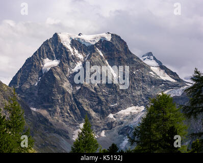 AROLLA, SCHWEIZ - Mount Collon 3637 m (11,932 ft), ein Berg in den Walliser Alpen, im Kanton Wallis. Stockfoto