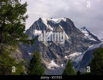 AROLLA, SCHWEIZ - Mount Collon 3637 m (11,932 ft), ein Berg in den Walliser Alpen, im Kanton Wallis. Stockfoto