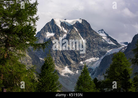 AROLLA, SCHWEIZ - Mount Collon 3637 m (11,932 ft), ein Berg in den Walliser Alpen, im Kanton Wallis. Stockfoto