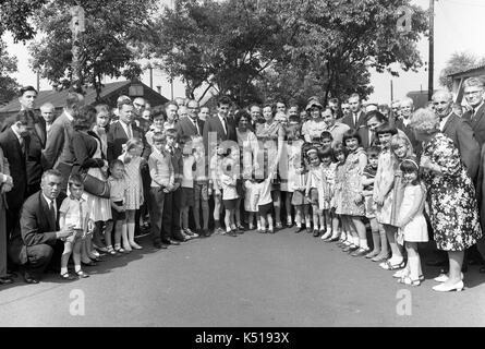 Prinz Andreas von Jugoslawien und seine Frau Prinzessin Kira von Leiningen, die serbischen Tschetniks in Displaced Persons Camp in England Großbritannien 1968. Stockfoto