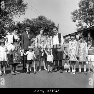 Prinz Andreas von Jugoslawien und seine Frau Prinzessin Kira von Leiningen, die serbischen Tschetniks in traditioneller Tracht an einem Vertriebenen Camp in England Großbritannien 1968 Stockfoto