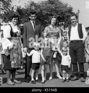 Prinz Andreas von Jugoslawien und seine Frau Prinzessin Kira von Leiningen besuchen serbische Tschetniks in traditioneller Tracht in einem Flüchtlingslager in England, Großbritannien 1968. BILD VON DAVID BAGNALL Stockfoto